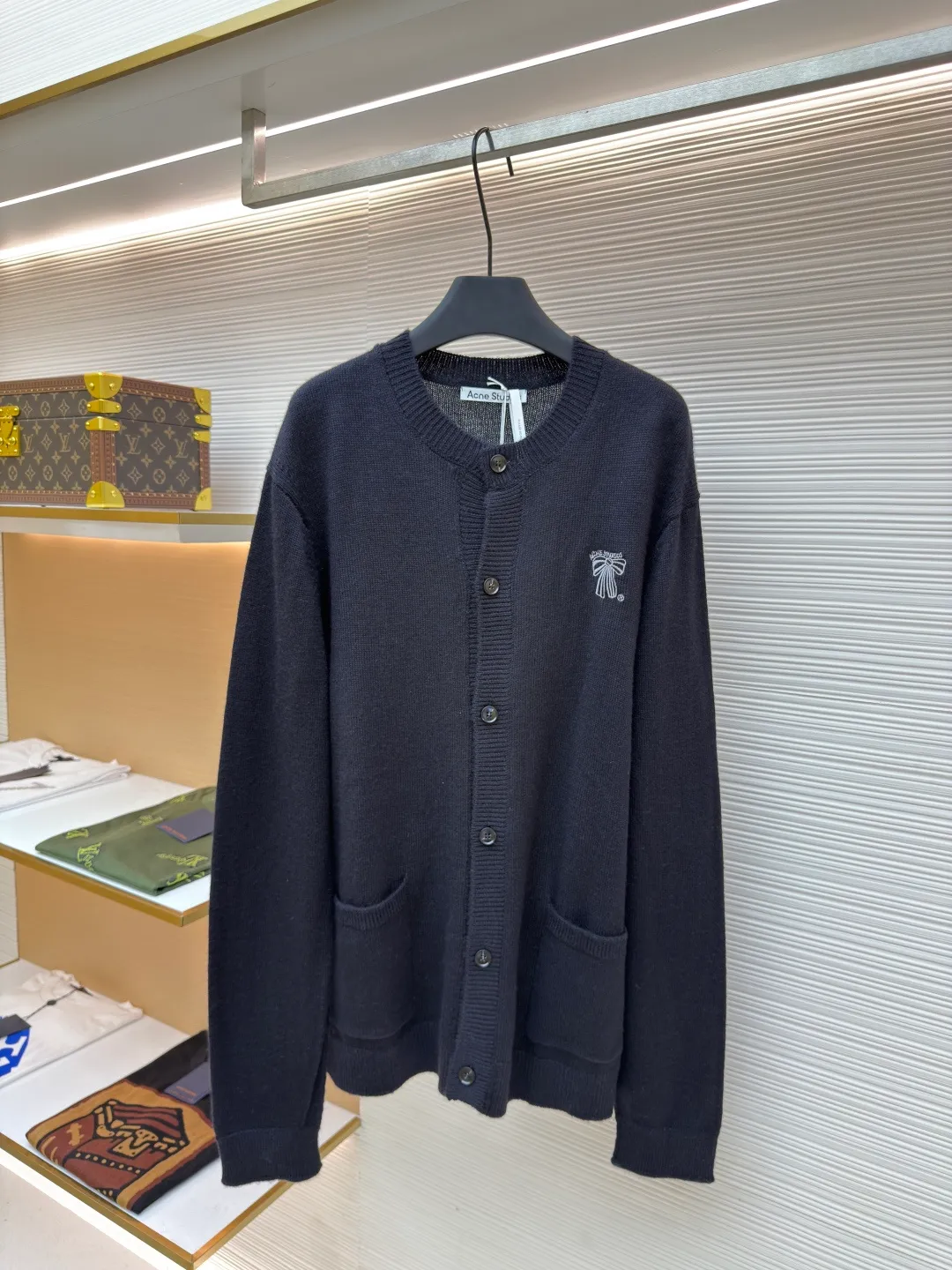 Acne Studios bow embroidered cardigan sweater ●Original version: Purchased and developed in 2988 ●Item number: 1680693-B15 ●Fabric: wool fabric ●Technology: Knitted production ●Version: Loose fit ●Weight: about 660 grams ●Size: S-M-L ●Description: Made of 6 strands of 26μm ultra-fine merino wool blended yarn, compoundly twisted through siro spinning technology to increase yarn strength by 40%. Air core wrapping process: Inject 0.1% gaseous silicone oil into the hollow layer of the yarn to reduce the weight of the fabric by 15% while maintaining the natural warmth of wool. Japan's Shima Seiki MFG-3.2 seven-gauge computerized flat knitting machine is used to knit an invisible rhombus interlayer with a thickness of 1.2mm through the triple interaction of floating thread + tuck stitch + hanging stitch. The cuffs adopt a 5→7G gradient gauge and are programmed to achieve a precise transition of adding 0.3 stitches per centimeter. The overall wiring is straight and delicate, the fabric is comfortable and soft, and the color is consistent without color difference. It can be matched with the same style to create a fashionable look and control various occasions. Customized accessories, complete with three standards, same style for men and women!
